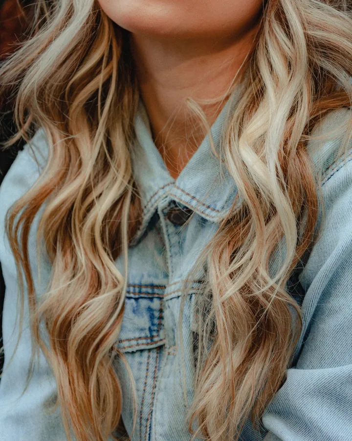 Beachy blonde waves with brighter ribbons