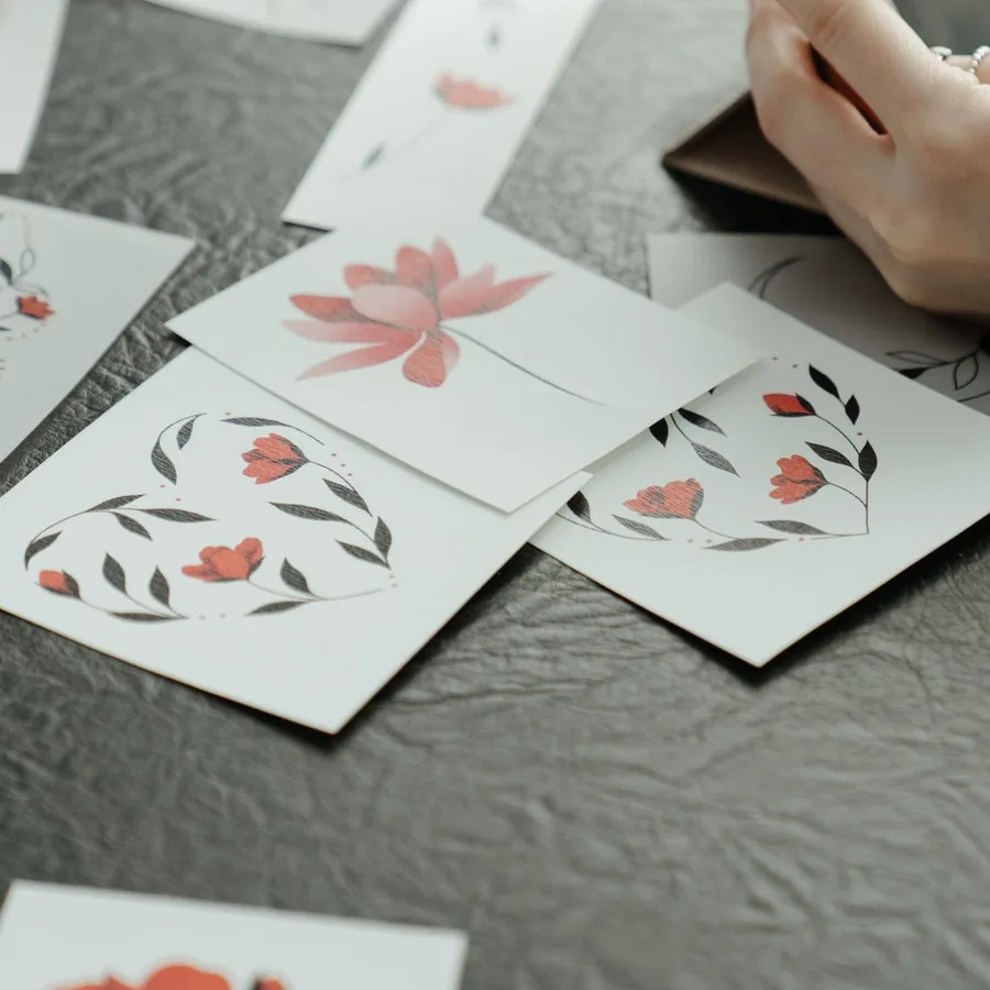Red line flash: hearts of dark leaves and small red blooms